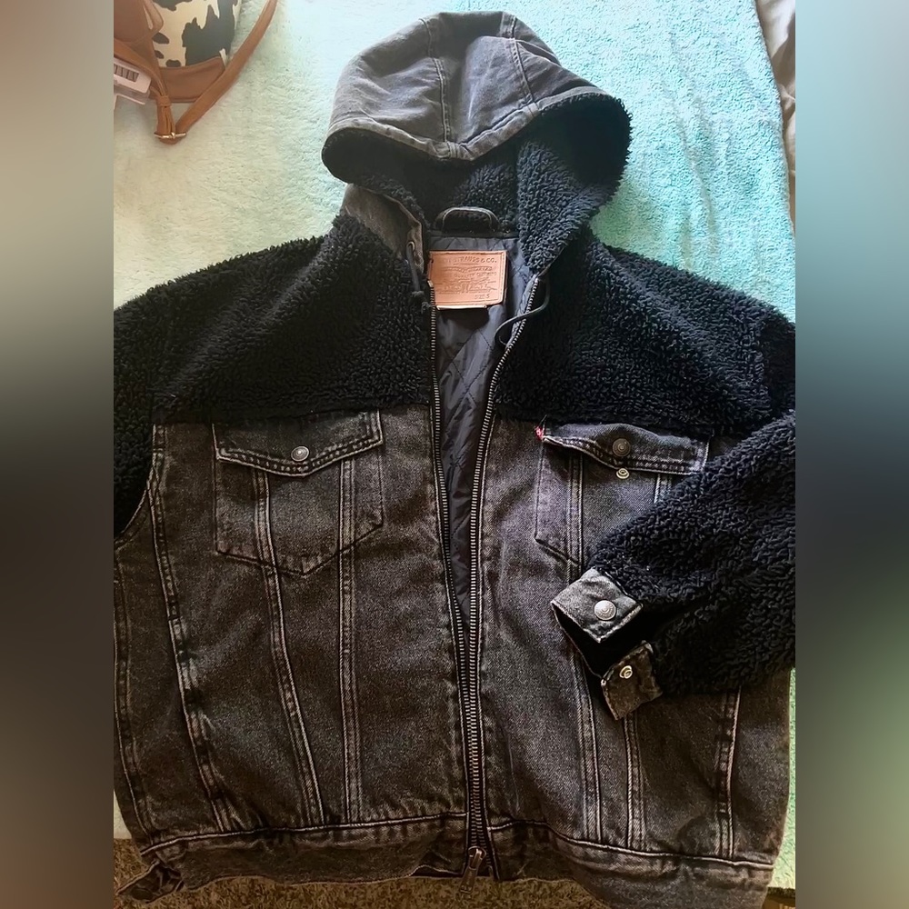 Levi’s Premium Faux Sherpa Sleeves Hybrid Denim Jacket with Hood (S)